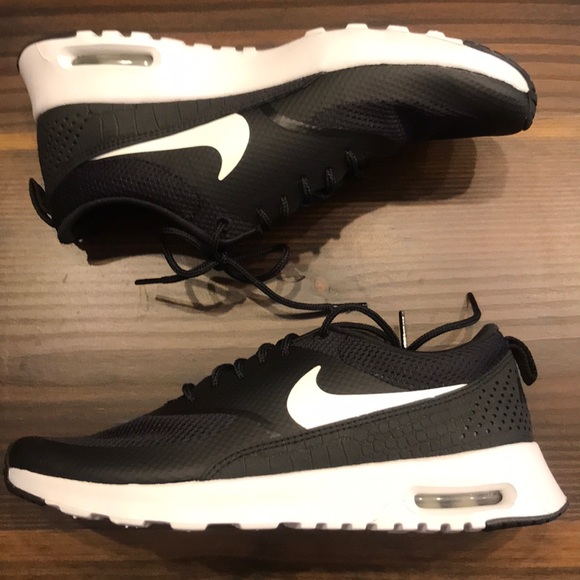 nike air thea black and white